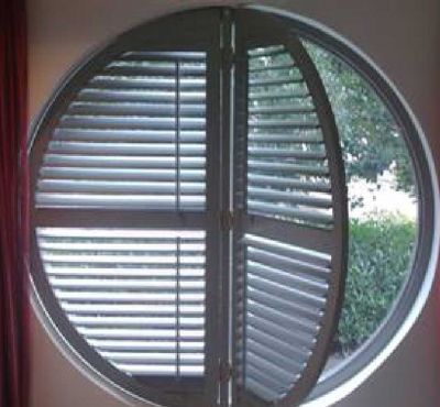 Rundfenster mit unterteilten American Shutters