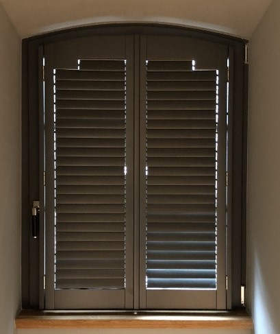 American Shutters in einem dunklem Ton mit Clearview